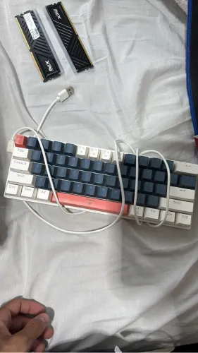 Teclado mecânico 60% e mouse sem fio caixa e tudo!!
