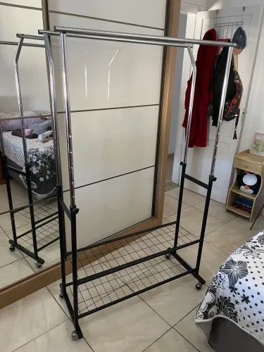 Arara de roupas de ferro e alumínio