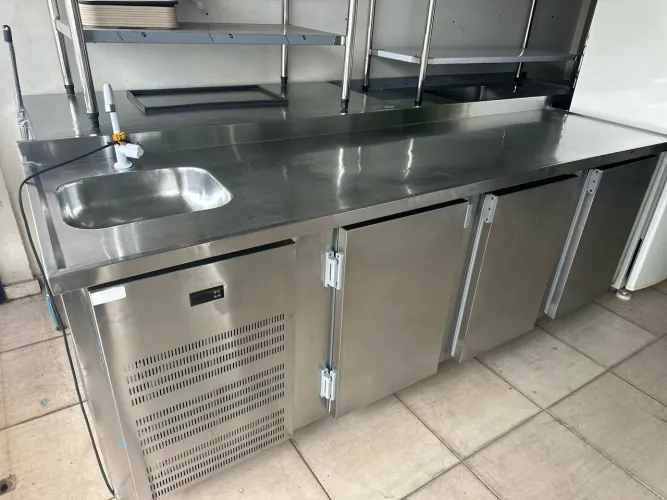 Balcão refrigerado em inox 2.50x70cm com pia
