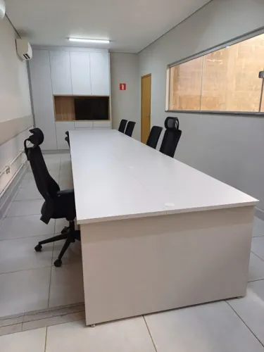 MESA DE ESCRITÓRIO COM 8 ESTAÇÕES DE TRABALHO