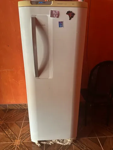 Vendo geladeira funcionando perfeitamente, somente trocar a borracha
