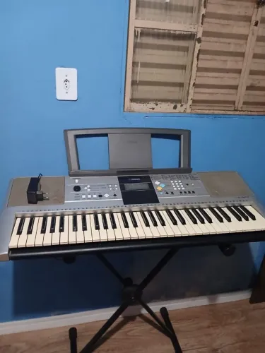 teclado arranjador Yamaha PSR-E323 com 61 teclas sensíveis ao toque,