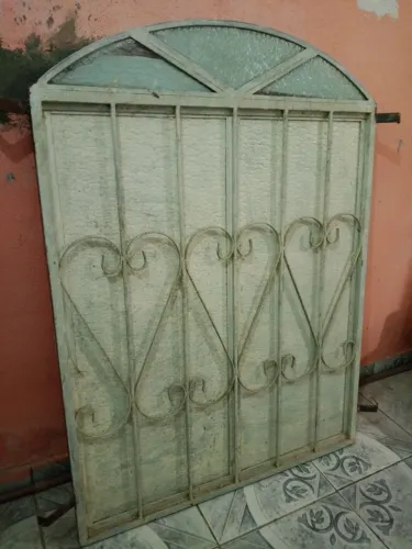 JANELA COM GRADE DE FERRO E VIDRO - ENTREGOO