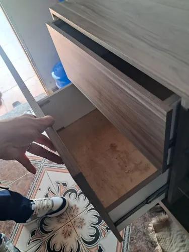Rack suspenso para TV,com um acabamento amadeirado textualizado 