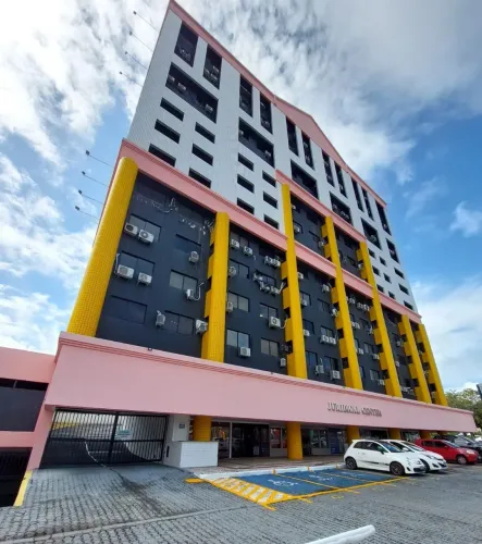 Oportunidade! Sala no Ed. Juridical Center, andar alto, 43,53m², móveis fixos, wc, em fren