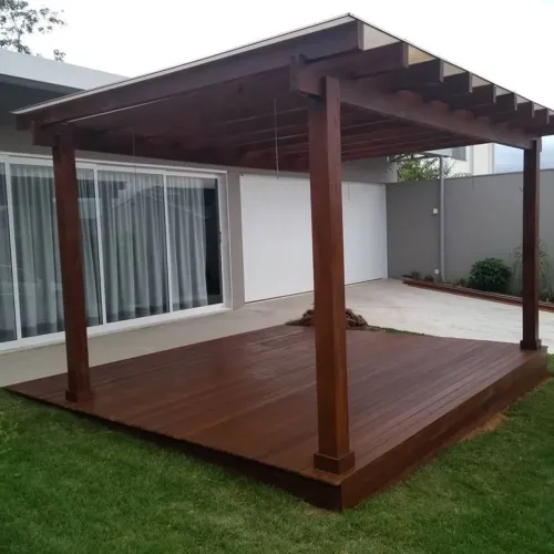 Pergolados com cobertura em acrílico e deck de madeira 