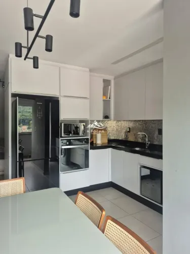 APTO MOBILIADO DE 02 DORM, SACADA C/CHURRASQUEIRA, ELEVADOR. SÃO SEBASTIÃO - PLH