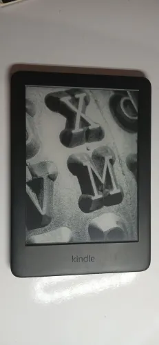 Kindle Geração 10 com 2 GB de armazenamento (USADO) Acompanha capa
