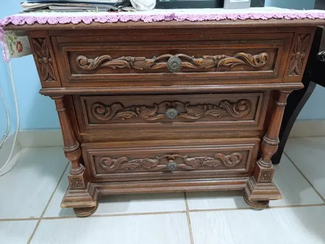Criado mudo / mesa de cabeceira madeira maciça