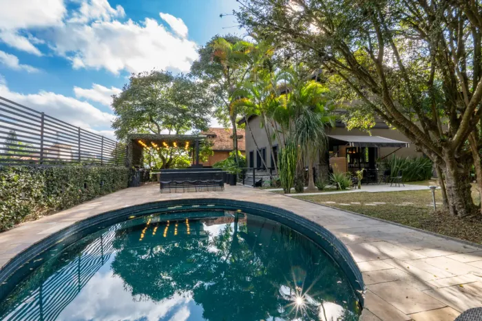 Casa em condomínio para locação com 5 quartos, sendo 5 suítes, 1,200m²