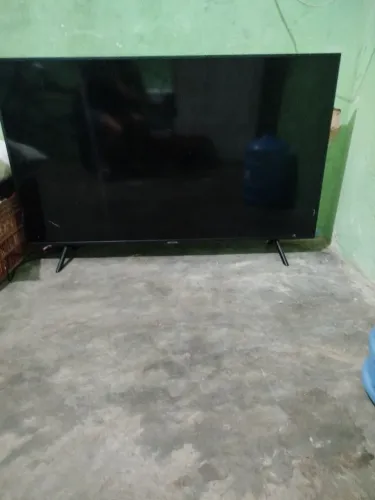 Uma tv smart um telão com avaria uma Samsung mais liga e fica passando só umas listras