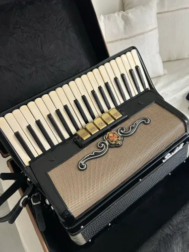 Acordeon Scandalli série ouro 80 baixos