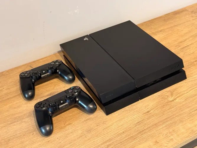 PS4 1tb com controle e 5 jogos