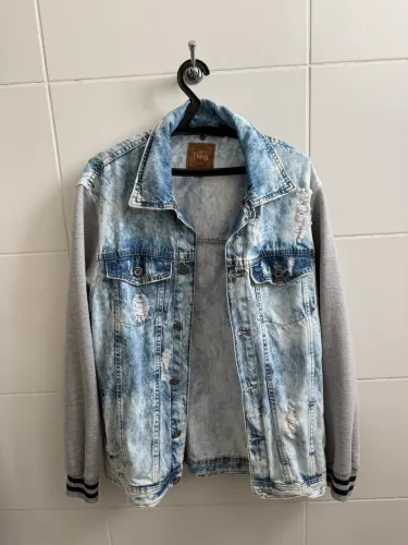 Jaqueta jeans com mangas de malha