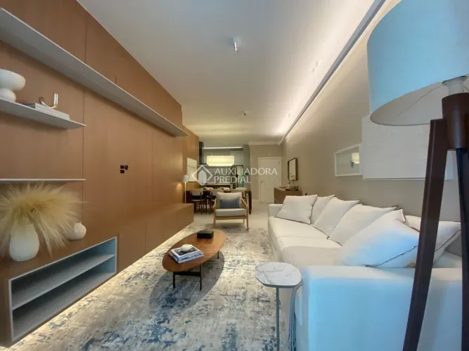 Apartamento de alto padrão, pé na areia em Jurerê ao lado do Iate Clube