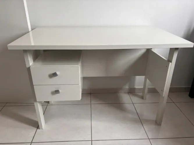 Mesa de escritório com gavetas