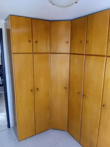Guarda roupa de canto madeira com cama 2.500,00 