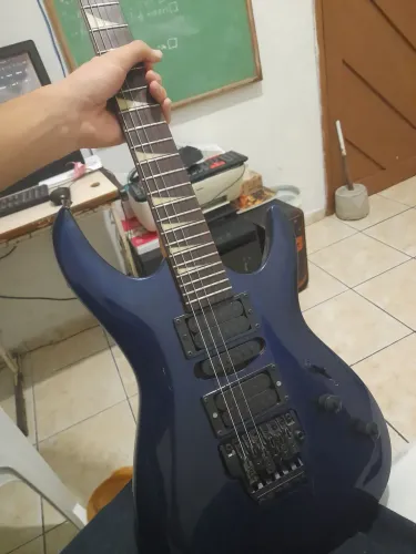 GUITARRA COM ASSINATURA DO RAFAEL BITTENCOURT