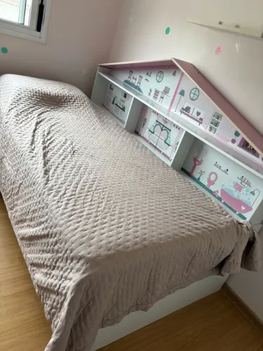 Cama de menina com casinha acoplada