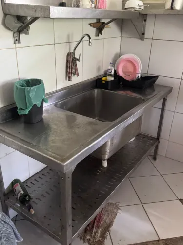 Bancada com pia em aço inox 