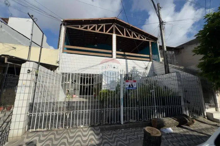 Casa à venda na Rua Assunção / Localização estratégica em Fortaleza + 10 Kitnets Independe