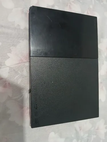 Vendo PS2 usado e revisado, com 2 manetes sem fio e vários jogos.