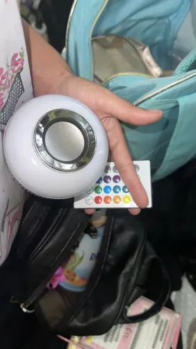 Lâmpada que toca música e tem cores
