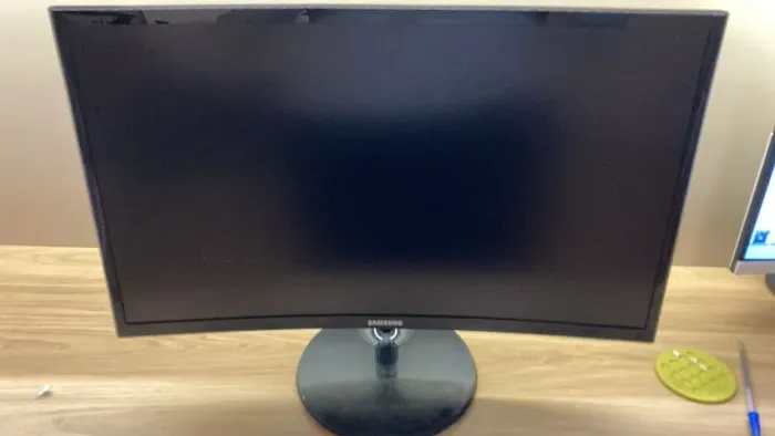 Monitor Samsung Curvo 24'' Full HD HDMI C24F390FH