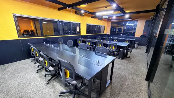 Sala Comercial Privativa 42m² p/ 12 Posições - Campina do Siqueira