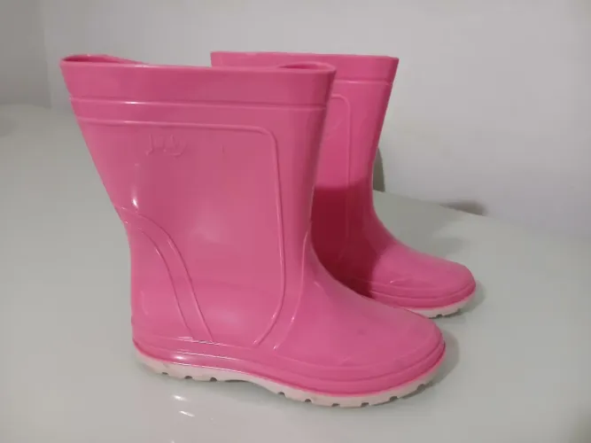 Vendo essa bota infantil Menina num 34 otima qualidade usada em boas condições