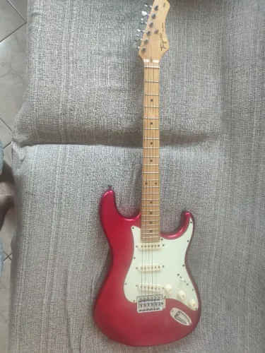Guitarra usada: TAGIMA 530 TW (COR VERMELHA METÁLICA)