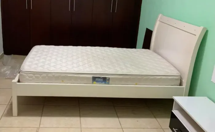 Cama e colchão de viúva branco