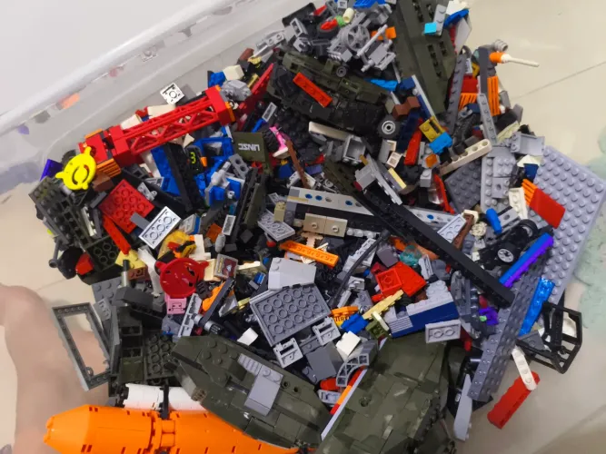 mais de 20 legos em uma caixa com todos os bonecos, armas etc...