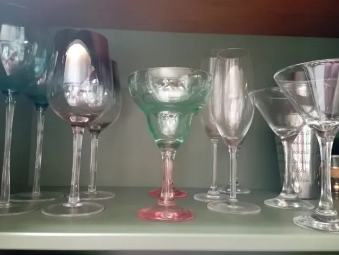 diversos pares de taças de champagnhe cocktel e vinho