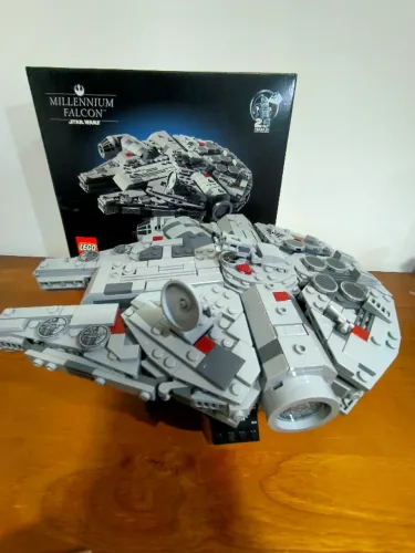 Lego Star Wars - Millennium Falcon 921 Peças