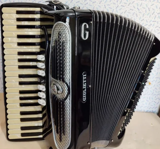 ACORDEON giulietti MF74..bem novinha