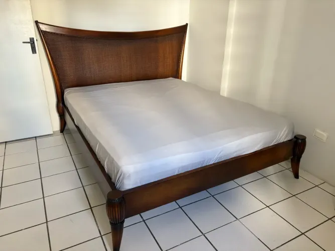 Cama Queen Sierra em madeira maciça