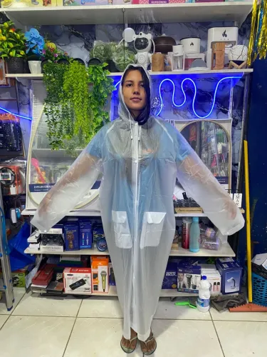 Capa de chuva transparente com bolso