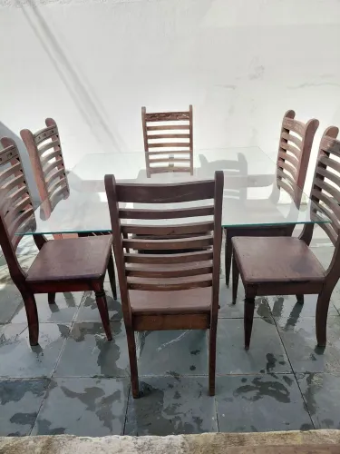 Mesa rústica com base e cadeiras em angelin