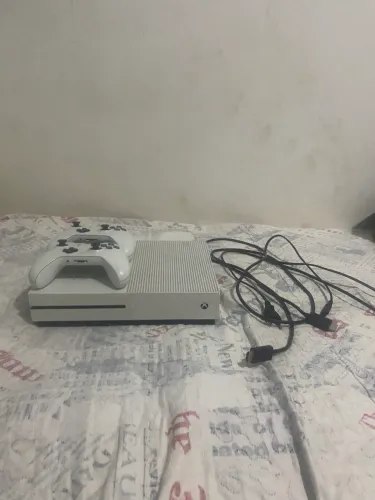 Xbox One S 1 TERA,2 Controles.Contem Red dead 2,Ea fc 25 e outros jogos.
