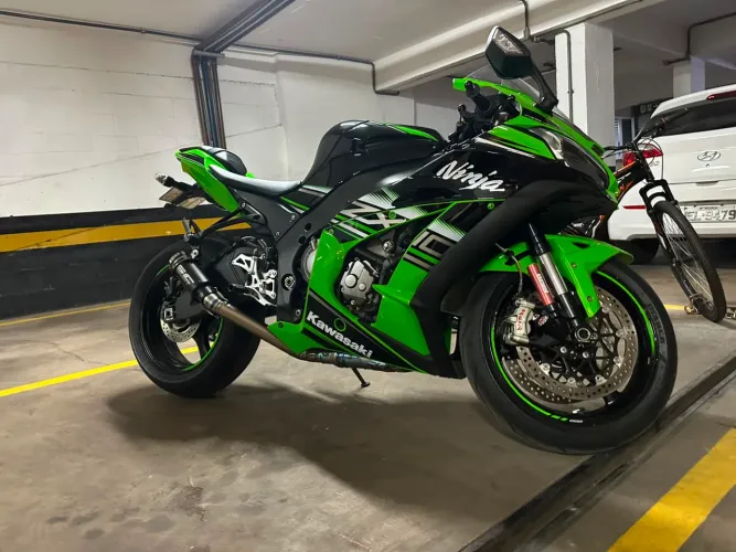 Vendo ZX-10R Novíssima, aceito financiamento.