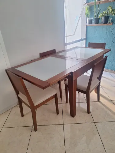 Mesa de jantar extensiva de quatro lugares com 4 cadeiras.