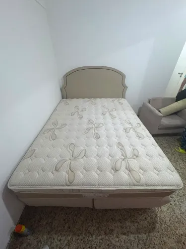 Cama com colchão Queen e cabeceira
