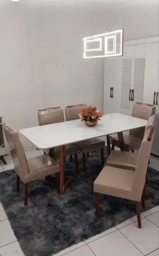 Vende-se mesa de madeira maciça(100%)  reguláveis - medidas do tampo:180x80 não usada.