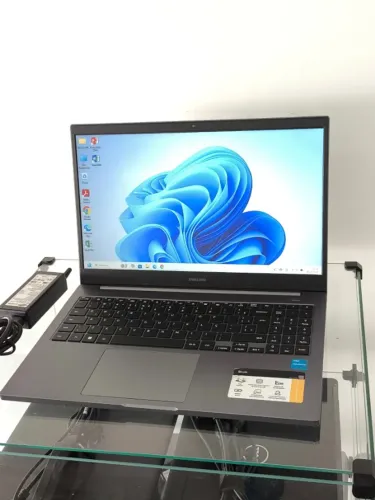 Notebook Samsung Book NP550 | Celeron 6305 | 8GB | 128GB SSD | UHD | 15.6
