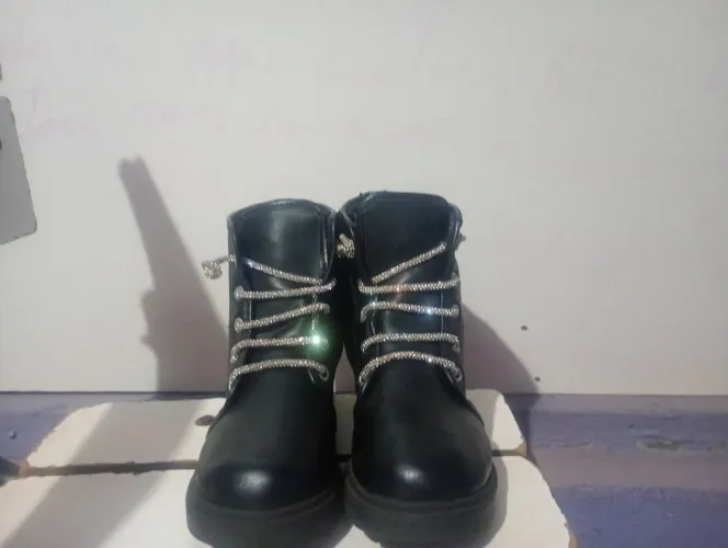 Bota preta com brilhos prata