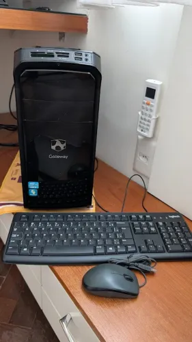 Desktop Intel Core i3 6GB 1.35TB Windows 10 + Kit Logitech