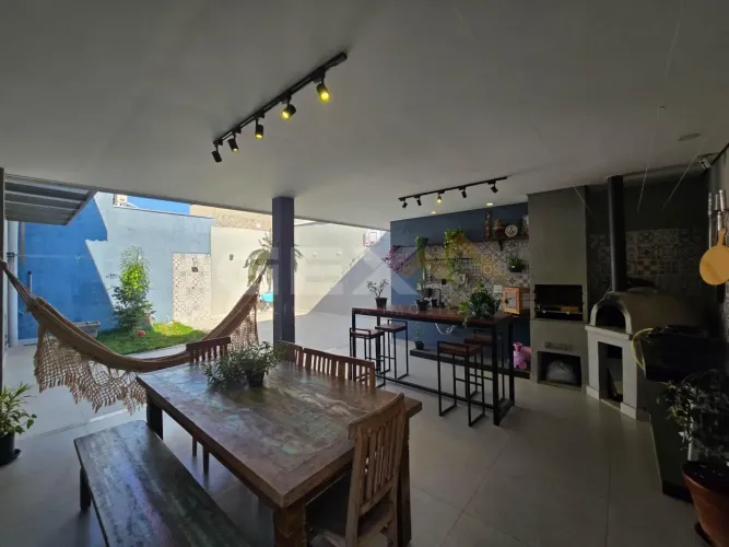 Casa de 2 pavimentos à venda no bairro Santa Marta, 3 quartos, 1 suíte e área go