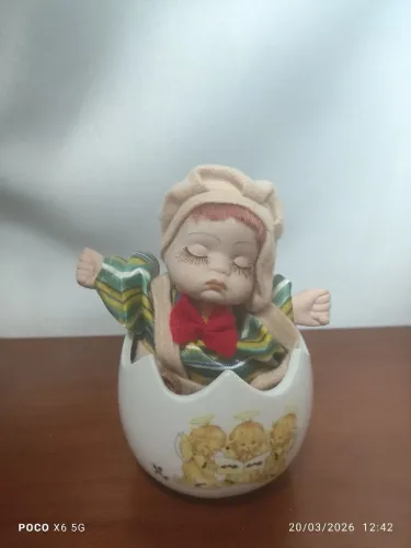 Boneca decorativa de porcelana com caixinha de musica