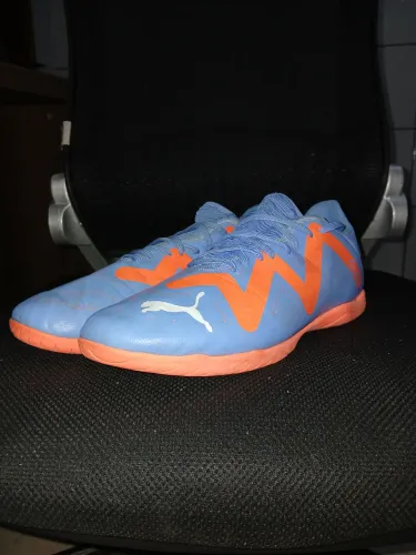 Chuteira Puma evoSPEED Futsal Azul e Laranja - Leve, Confortável e em Bom Estado